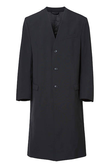 ノーカラータイプのチェスターコート。無駄のないシンプルで洗練されたデザインなので、どんなスタイリングにもコーディネートしやすそう。コート8万2000円（ディーゼル ブラック ゴールド）