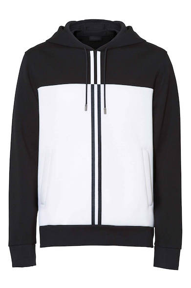 大胆なカラーブロッキングが目を引くスウェットパーカ。シンプルなボトムスと合わせるなど、コーディネートのキーとして着こなすとバランス良く仕上がる。パーカ3万9000円（ディーゼル ブラック ゴールド）