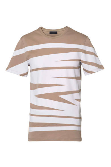 1枚でコーディネートのメインアイテムになるグラフィカルなTシャツ。ベージュとホワイトのコントラストが効いた1枚。Tシャツ1万6800円（ディーゼル ブラック ゴールド）