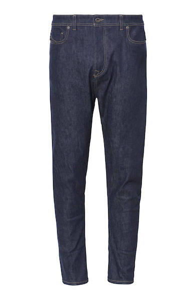 ダークインディゴカラーのデニムパンツ。スリムシルエットのキャロットフィットで、すっきりと穿きこなせるシンプルな一本。デニムパンツ2万7000円（ディーゼル ブラック ゴールド）