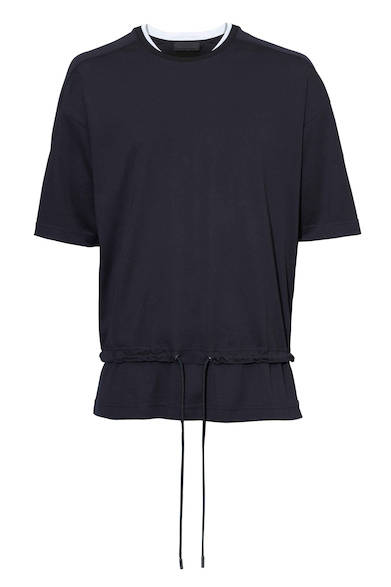 合わせるアイテムを選ばず着まわし抜群のスポーティなカットソー。首元や肩の切り替えや、裾のドローコードなど、シンプルな中にもディテールにこだわった一着。Tシャツ2万5000円（ディーゼル ブラック ゴールド）