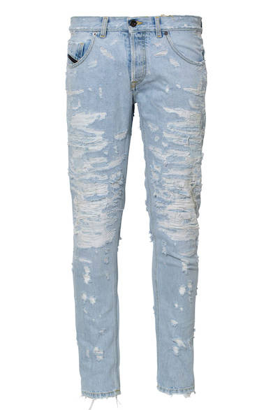 色落ちやダメージのヴィンテージ加工がこなれた雰囲気のデニムパンツ。着こなしに適度な遊び心をプラスしながら、気軽にグランジ感を演出できる一着。デニムパンツ5万5000円（ディーゼル ブラック ゴールド）