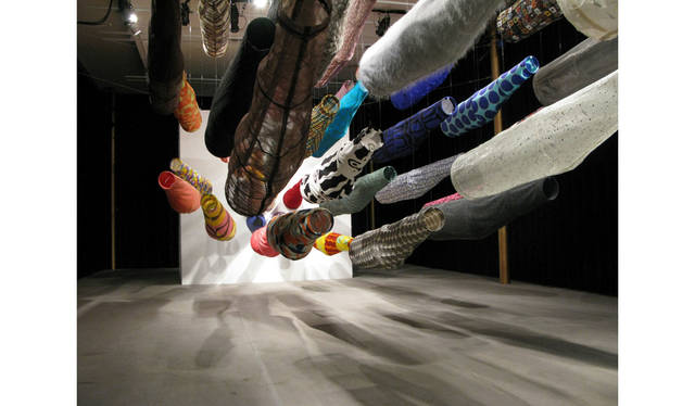 須藤玲子＋アドリアン・ガルデール 《こいのぼり》 2008年　ジョン・F・ケネディ舞台芸術センター展示風景