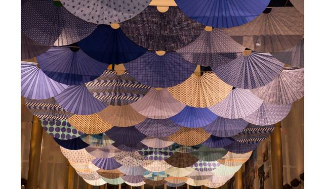 須藤玲子＋アドリアン・ガルデール　《Fantasy in Japan Blue》 2017年　ジョン・F・ケネディ舞台芸術センター展示風景