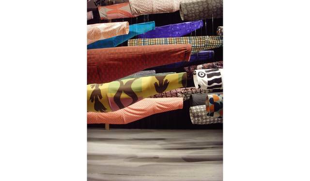 須藤玲子＋アドリアン・ガルデール 《こいのぼり》 2008年　ジョン・F・ケネディ舞台芸術センター展示風景