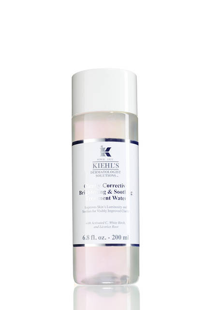 <strong>キールズ DS クリアリーホワイト ライン</strong><BR>キールズ DS クリアリーホワイト トリートメント トナー（医薬部外品）<BR>価格｜4900円（税別）<BR>容量｜200ml<BR>とろりとしたテクスチャーの化粧水は、イルミネーティングミネラルを配合し、肌の凸凹感が目立ちにくい、つるんとした肌へ。抗炎症・美白効果で知られる甘草根エキス、メラニンの生成を抑制するアクティブC（ビタミンC誘導体）を配合し、使い続けることで色ムラの目立ちにくい肌へと導く。