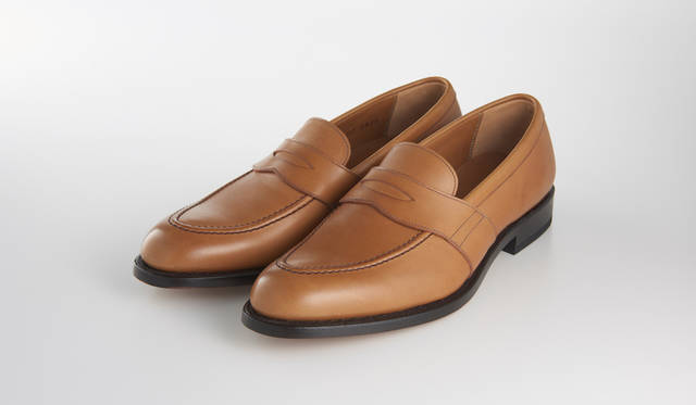 <strong>01PR</strong><br>ブラウン<br>27,000円（税別）<br>春らしい明るい色目のローファーは、これからのシーズンにオンオフ問わずに活躍してくれる。シャープなシルエットで大人カジュアルの強い味方となる。<br>