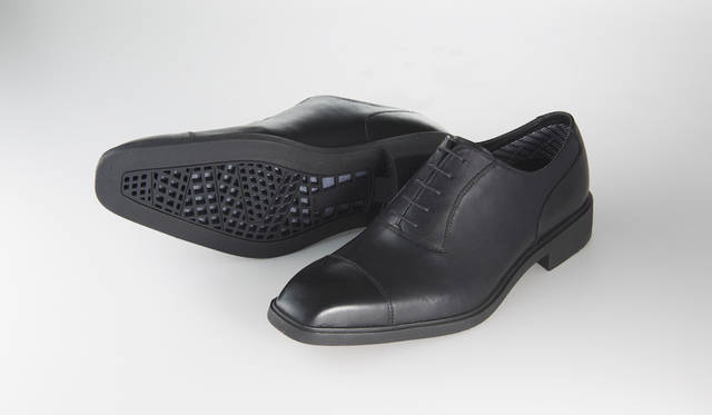 <strong>31PR</strong><br>ブラック<br>25,000円（税別）<br>ゴアテックス®サラウンド®プロダクトテクノロジー搭載のストレートチップ。防水機能に加え、大胆に空いたソール面の穴から、靴内の湿気を逃がす透湿性にも優れた仕様だ。<br>