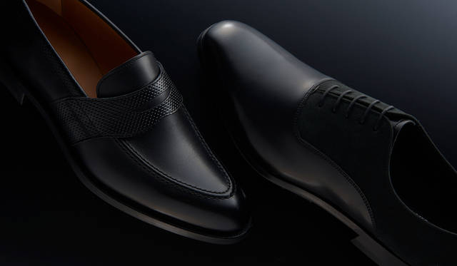 <strong>01PR （写真左）</strong><br>ブラック×ブラック型押し<br>27,000円（税別）<br><br><strong>11PR （写真右）</strong><br>ブラック×ブラックスエード<br>25,000円（税別）<br>