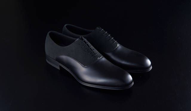 <strong>11PR 内羽根プレーントウ</strong><br>ブラック×ブラックスエード<br>25,000円（税別）<br>マッケイ式製法を使用し、スエード部分は人工皮革「アルカンターラ」を使用。トレンドを程よく取り込んだモデル。<br>