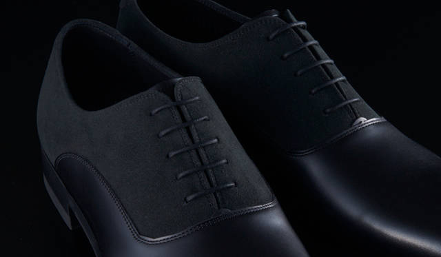 <strong>11PR 内羽根プレーントウ</strong><br>ブラック×ブラックスエード<br>25,000円（税別）<br>マッケイ式製法を使用し、スエード部分は人工皮革「アルカンターラ」を使用。トレンドを程よく取り込んだモデル。<br>