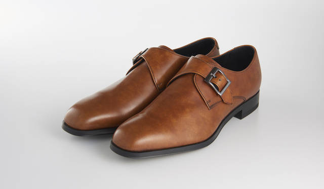 <strong>12PR</strong><br>ブラウン<br>25,000円（税別）<br>伝統的なモンクストラップも、ムラ感のある上質な仕上げでラグジュアリーな雰囲気に。さらにマッケイ式製法で軽量で返りが良い履き心地は抜群だ。<br>