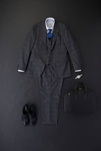<strong>11PR</strong><br>25,000円（税別）<br>シックな同色のコンビシューズは、クラシックなチェックのスリーピースとの相性抜群<br><br>スリーピース10万円（ビームスF）、シャツ1万5000円（ブリッラ ペル イル グスト）、ポケットチーフ9000円（ルイジ ボレッリ）、ネクタイ1万3000円（ブリューワー）、アタッシュケース5万6000円（トフ&ロード ストーン／すべてビームス ハウス 丸の内 03-5220-8686）、時計2万7000円（ウィリアムエル1985／エイチエムエスウォッチストア 表参道 03-6438-9321）※全て税別