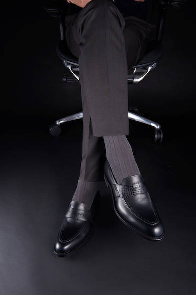 <strong>01PR</strong><br>27,000円（税別）<br>ビジネスシーンにも登場させたいローファーは、グレー系との着こなしでより軽快な印象に。スタイリッシュなビジネススタイルの完成形だ。<br>