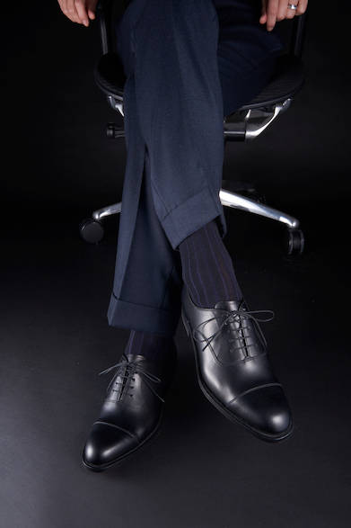 <strong>03PR</strong><br>27,000円（税別）<br>定番のストレートチップは透明感のある甲革の仕上げ、上質で洗練された大人の装いに。内羽根のストレートチップはビジネスシーンでも落ち着いた雰囲気を醸し出すマストアイテム<br>