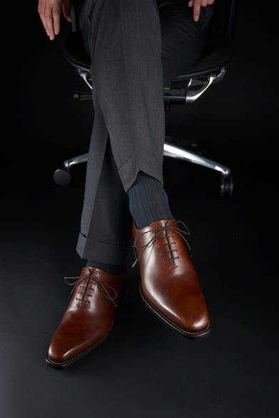 <strong>W70B</strong><br>35,000円（税別）<br>ムラ感あるブラウンレザーが上質感を演出、ホールカットデザインが個性的ながら知的に見せる。ゴアテックス®ファブリクスを搭載、雨の日にも活躍する一足。