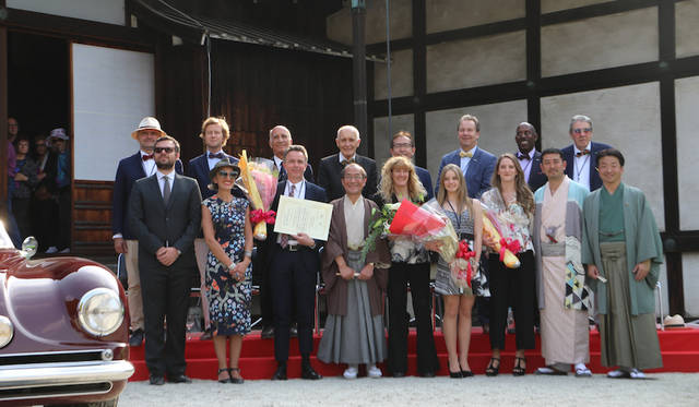 受賞者と審査員の面々