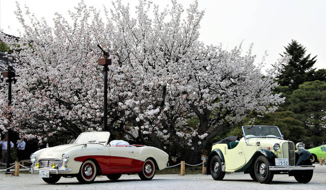 ダットサンフェアレディ（左）とダットサンDC3