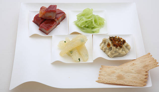 1.前菜盛り合わせ (ワンプレート) クラゲの冷菜叉焼チシャトウ皮蛋豆腐ディップ