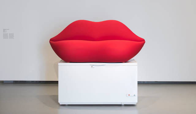 LA BOCCA SUR ZANKER 2005 年 冷凍庫の上に置かれたソファ 174 x 215 x 81,5 cm © Adagp, Paris 2018