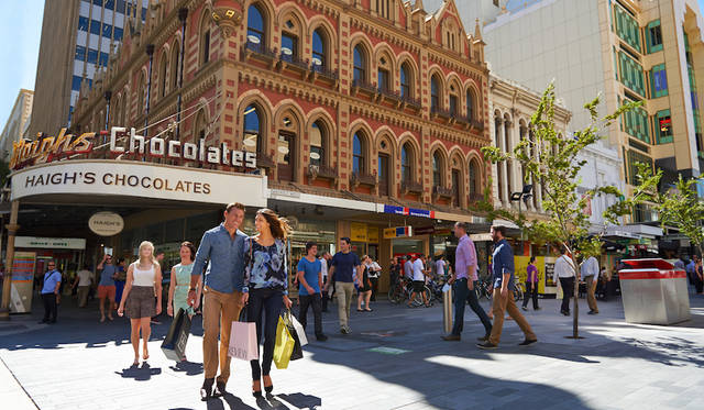 Shopping at Rundle Mall, Adelaide, SA<br>© South Australian Tourism Commission