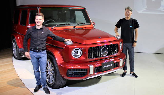 ダイムラー社商品企画でGクラスの責任者ミヒャエル・ベルンハルト氏（左）とメルセデス・ベンツ日本代表取締役社長の上野金太郎氏（右）