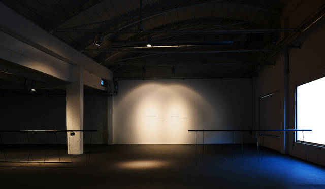 入り口から進むと「CLEAR YOUR MIND」と書かれた壁の前に1本の糸が下がっている