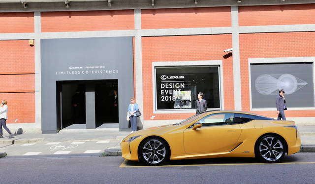 ミラノはレオナルド・ダヴィンチ国立科学技術博物館内「カヴァリレッツェ」前に置かれたLEXUS LC