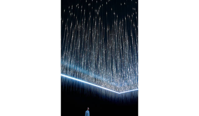 「BELIEVE IN LIMITLESS」では天井から約1万2000本の糸がさげられ、そこに光があてられる市川創太氏によるインスタレーションが展開された