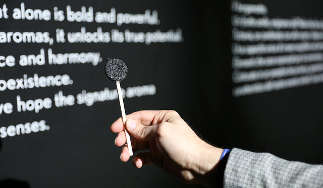 レクサスでは2018年のインスタレーションのシグネチャーアロマとして個性的でありつつ他の香りとの調和を生む点でベルガモットを選びロリポップを製作した