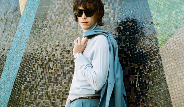 ジャケット 31万円、タートルニット 5万9000円、パンツ 8万6000円（ダンヒル／ダンヒル 03−4335−1755）　その他 スタイリスト私物