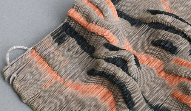 「PAPER SKIN」は古川礼規氏による提案で重なり合った紙の層をつなぐことでさまざまな形状と色彩が現れるストラクチャーの提案