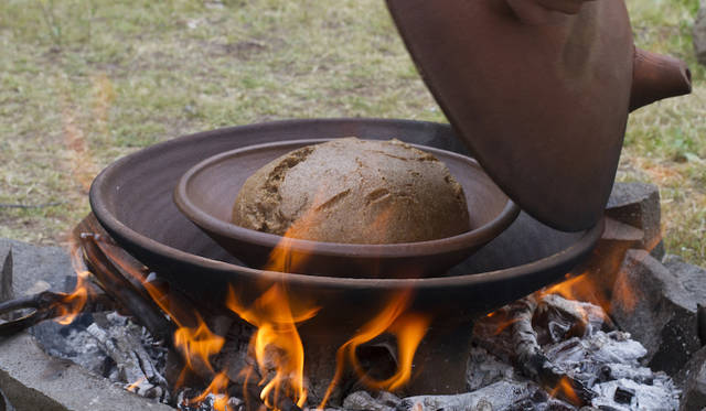ブラジルのカルブ・カルデナス・サバラをはじめ南米の4人が手がけた「CO-mer」は、パンの調理からシェア、そして食べるまでのプロセスを一元化した粘土容器のセット