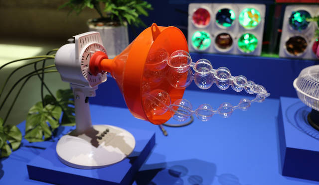 グランプリ受賞のThe Extrapolation Factory「Testing Hypotheticals」ではニューヨーク・クイーンズ地区の住人たちが快適な環境づくりへのアイディアを出しあい、そのうちの一つが、この快い記憶をよびさます装置