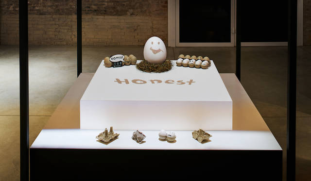 食品廃棄を減らすためバイオインクを使い消費期限を示す「Honest Egg」はプロトタイプウィナーであり、デザインウィーク来訪者の投票による「ピープルズチョイス」を受賞した