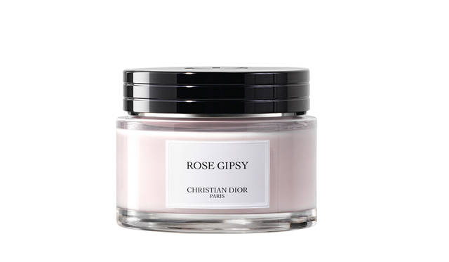 <strong>メゾン クリスチャン ディオール ローズ ジプシー ボディ クリーム</strong><BR>瑞々しい朝露で輝くメイ ローズの花束に着想を得て誕生した香り。軽やかでクリーミーなテクスチャーが肌をしっかりと保湿し、心地よい喜びで満たす。<BR>容量｜150mL<BR>価格｜1万2000円（税抜）