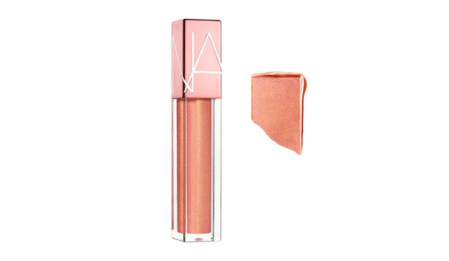 <strong>フルビニール リップラッカー 2441 ORGASM</strong><BR>数量限定発売<BR>価格｜3500円（税別）<br>発売｜7月20日（金）<BR>NARSのアイコニックなシェード “ORGASM（オーガズム）”は、シアー感のあるコーラルピンクに、微細なゴールドが煌めくカラー。1999年にブラッシュとして初めて誕生した。どんな肌にも映え、ユーモアに富んだシェードネームは瞬く間に話題となり、リップやネイルなど多くの製品を生み出し世界中で人気を博している。