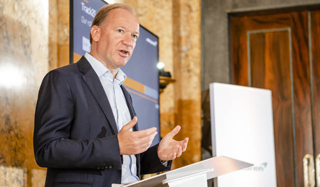 マクラーレン オートモーティブ最高経営責任者のマイク・フルーウィット氏