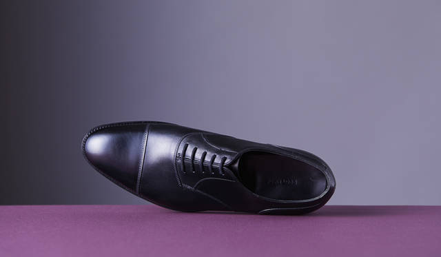 <strong>「TAUNTON（トーントン）」</strong><br />色／素材｜BLACK／CALF<br />ラスト｜7000<br />ソール｜グッドイヤーウェルト<br />価格｜13万円