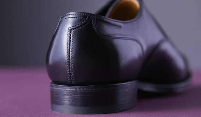 <strong>「TAUNTON（トーントン）」</strong><br />色／素材｜BLACK／CALF<br /> ラスト｜7000<br /> ソール｜グッドイヤーウェルト<br /> 価格｜13万円