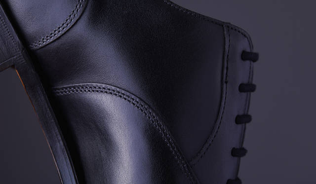 <strong>「TAUNTON（トーントン）」</strong><br />色／素材｜BLACK／CALF<br /> ラスト｜7000<br /> ソール｜グッドイヤーウェルト<br /> 価格｜13万円
