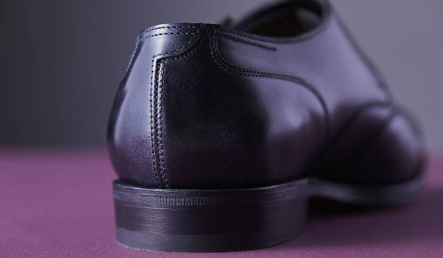 <strong>「EMBER（エンバー）」</strong><br />色／素材｜BLACK／MUSEUM CALF<br />ラスト｜7000<br />ソール｜グッドイヤーウェルト<br />価格｜13万円