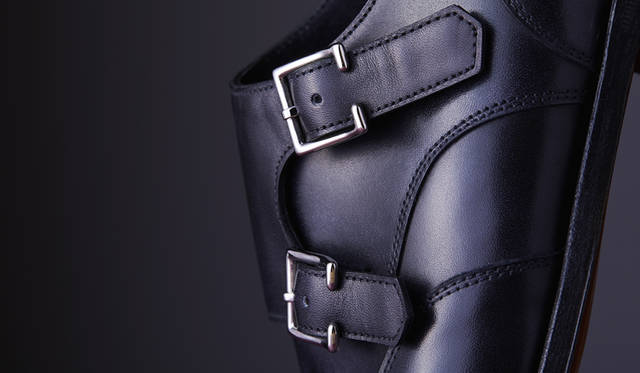 <strong>「EMBER（エンバー）」</strong><br />色／素材｜BLACK／MUSEUM CALF<br />ラスト｜7000<br />ソール｜グッドイヤーウェルト<br />価格｜13万円