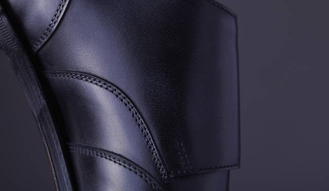 <strong>「EMBER（エンバー）」</strong><br />色／素材｜BLACK／MUSEUM CALF<br />ラスト｜7000<br />ソール｜グッドイヤーウェルト<br />価格｜13万円