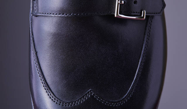 <strong>「EMBER（エンバー）」</strong><br />色／素材｜BLACK／MUSEUM CALF<br />ラスト｜7000<br />ソール｜グッドイヤーウェルト<br />価格｜13万円