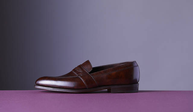 <strong>「ADLEY（アドレイ）」</strong><br />色／素材｜DARK BROWN／MUSEUM CALF<br /> ラスト｜0215<br /> ソール｜グッドイヤーウェルト<br /> 価格｜13万円