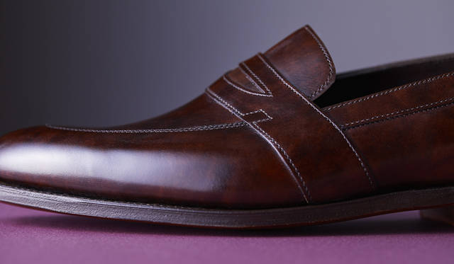 <strong>「ADLEY（アドレイ）」</strong><br />色／素材｜DARK BROWN／MUSEUM CALF<br /> ラスト｜0215<br /> ソール｜グッドイヤーウェルト<br /> 価格｜13万円