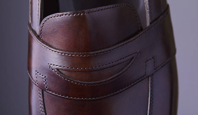 <strong>「ADLEY（アドレイ）」</strong><br />色／素材｜DARK BROWN／MUSEUM CALF<br /> ラスト｜0215<br /> ソール｜グッドイヤーウェルト<br /> 価格｜13万円