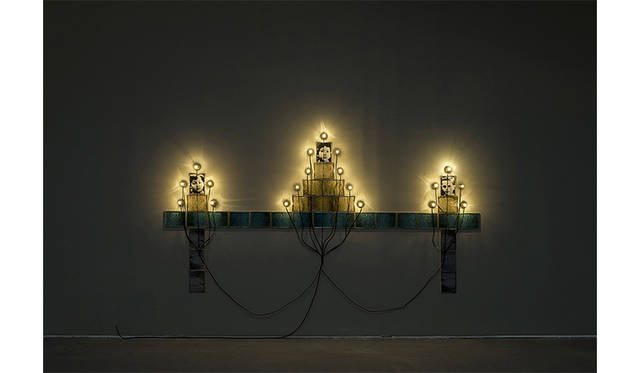 《モニュメント》　1986 / 写真、フレーム、ソケット、電球、電気コード / 作家蔵 © Christian Boltanski / ADAGP, Paris, 2019, Photo © The Israel Museum,　Jerusalem by Elie Posner