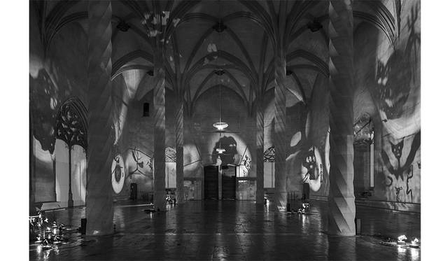 《影（天使）》　1985 / フィギュア、スポットライト、可動式台座、金属フレーム、送風機 / 作家蔵 © Christian Boltanski / ADAGP, Paris, 2019, Courtesy KEWENIG, Berlin | Palma, Photo by Stefan Müller